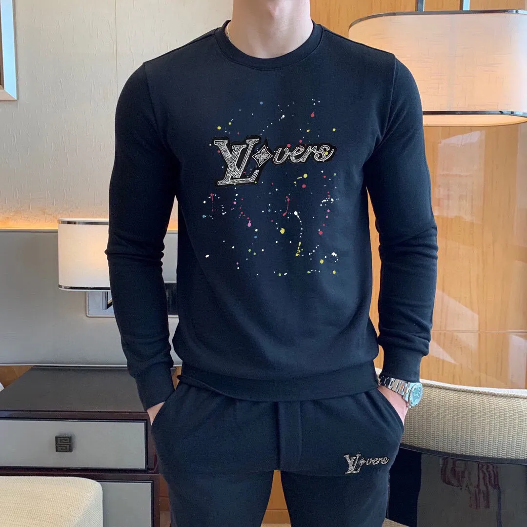 🅿️380 [LV Louis Vuitton] (Fat Man Gospel) hot-selling suit is coming. Focus on the original version of the official website. 2025 new hot-selling sweatshirt suit. The original order is hard to buy🇭🇰. It is the meticulous work of top designers for a fitting and perfect upper body effect. All-natural high-quality Roman cotton 100%, close-fitting comfort, noble and elegant! Original hardware embodies elegance and nobility! Counter size: M-5XL (maximum wear up to 220 pounds)